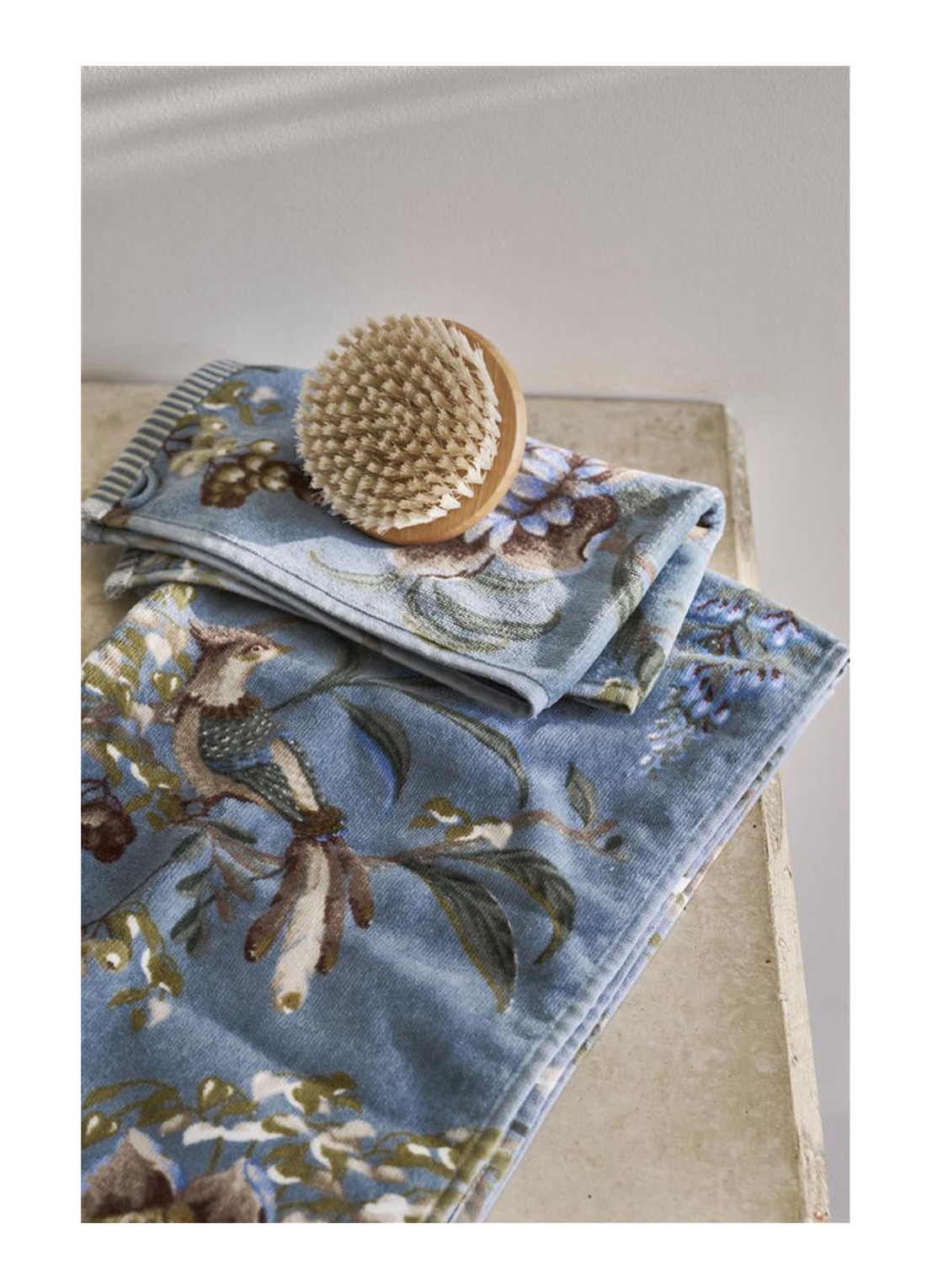 Pip Studio Secret Garden gastendoek van terry katoen - 400 gr/m2 - 30 x 50 cm - voorkant 2 blauw