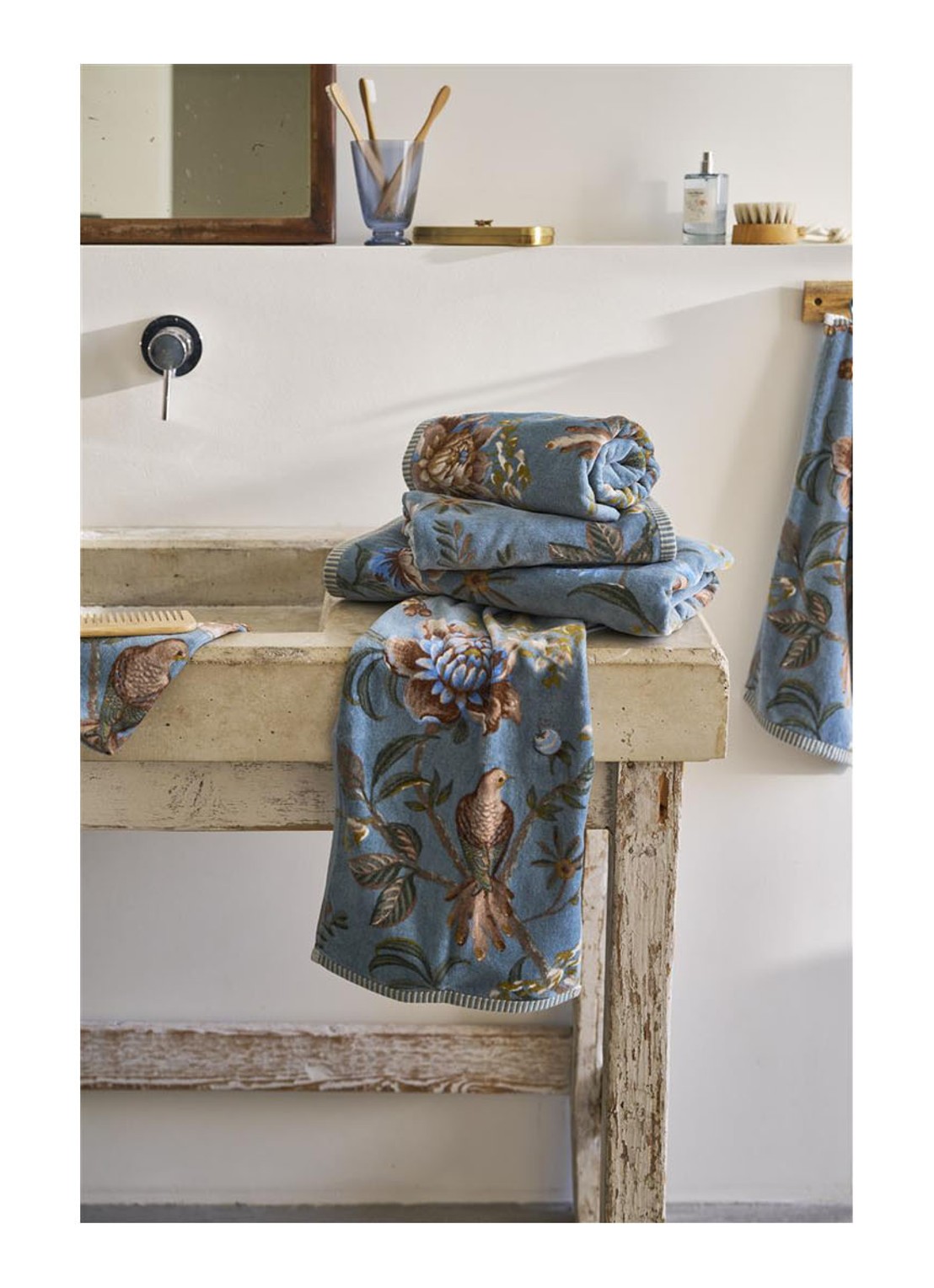 Pip Studio  Secret Garden handdoek van terry katoen - 400 gr/m2 - 55 x 100 cm - detail 3 blauw