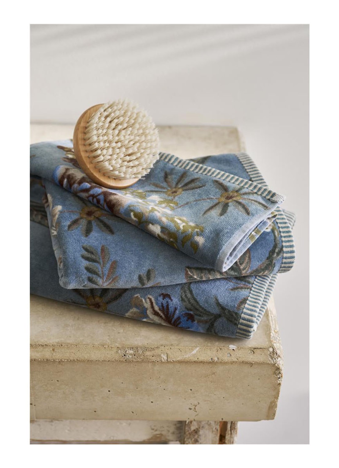 Pip Studio  Secret Garden handdoek van terry katoen - 400 gr/m2 - 55 x 100 cm - voorkant 2 blauw