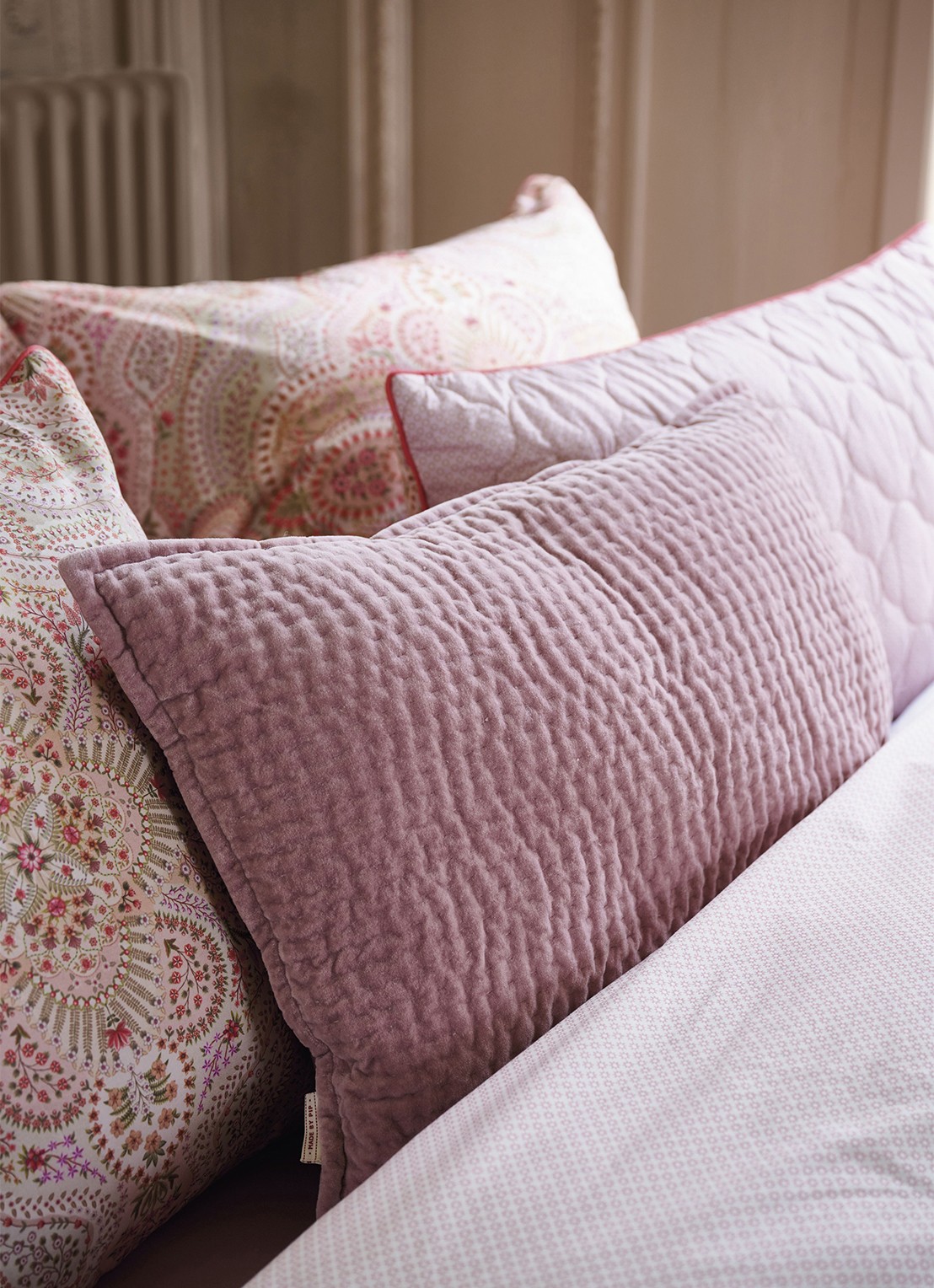 Pip Studio Velvet Sky sierkussen 40 x 60 cm - detail 2 roze