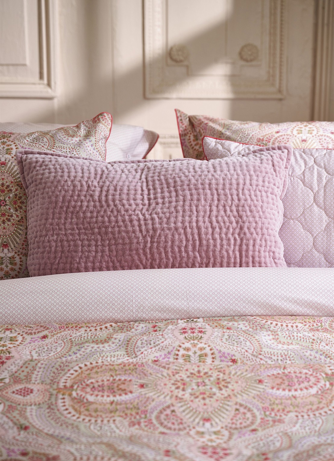 Pip Studio Velvet Sky sierkussen 40 x 60 cm - voorkant 4 roze