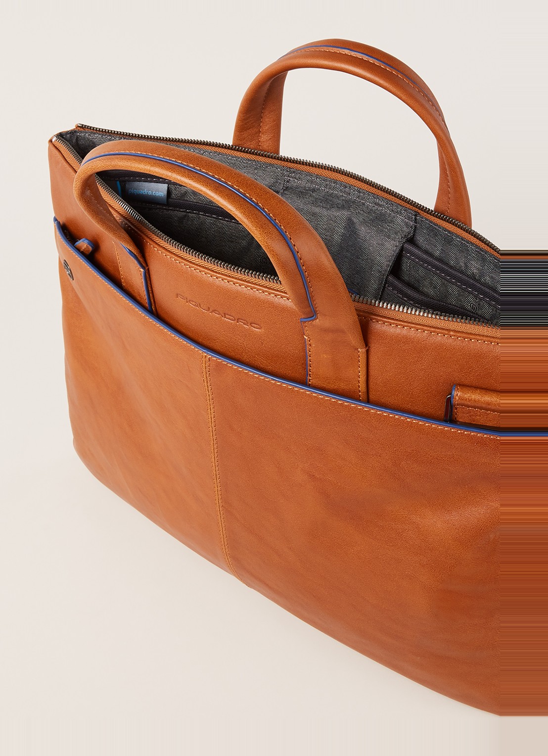 Piquadro Businesstas S van leer met 15 inch laptopvak - detail 3 cognac