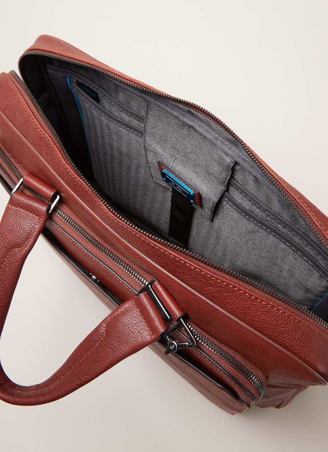 Piquadro Businesstas van leer met 15 inch laptopvak - detail 2 cognac