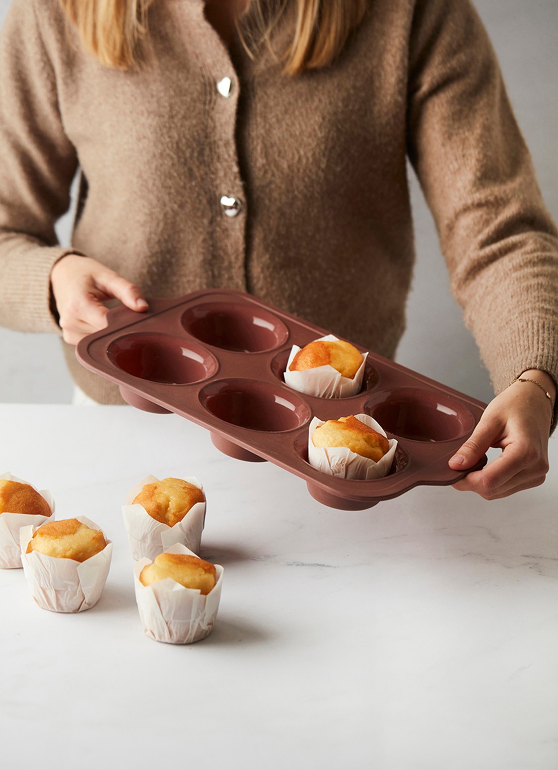 Point-Virgule Siliconen bakvorm voor muffins 6-vaks - voorkant 2 bruin