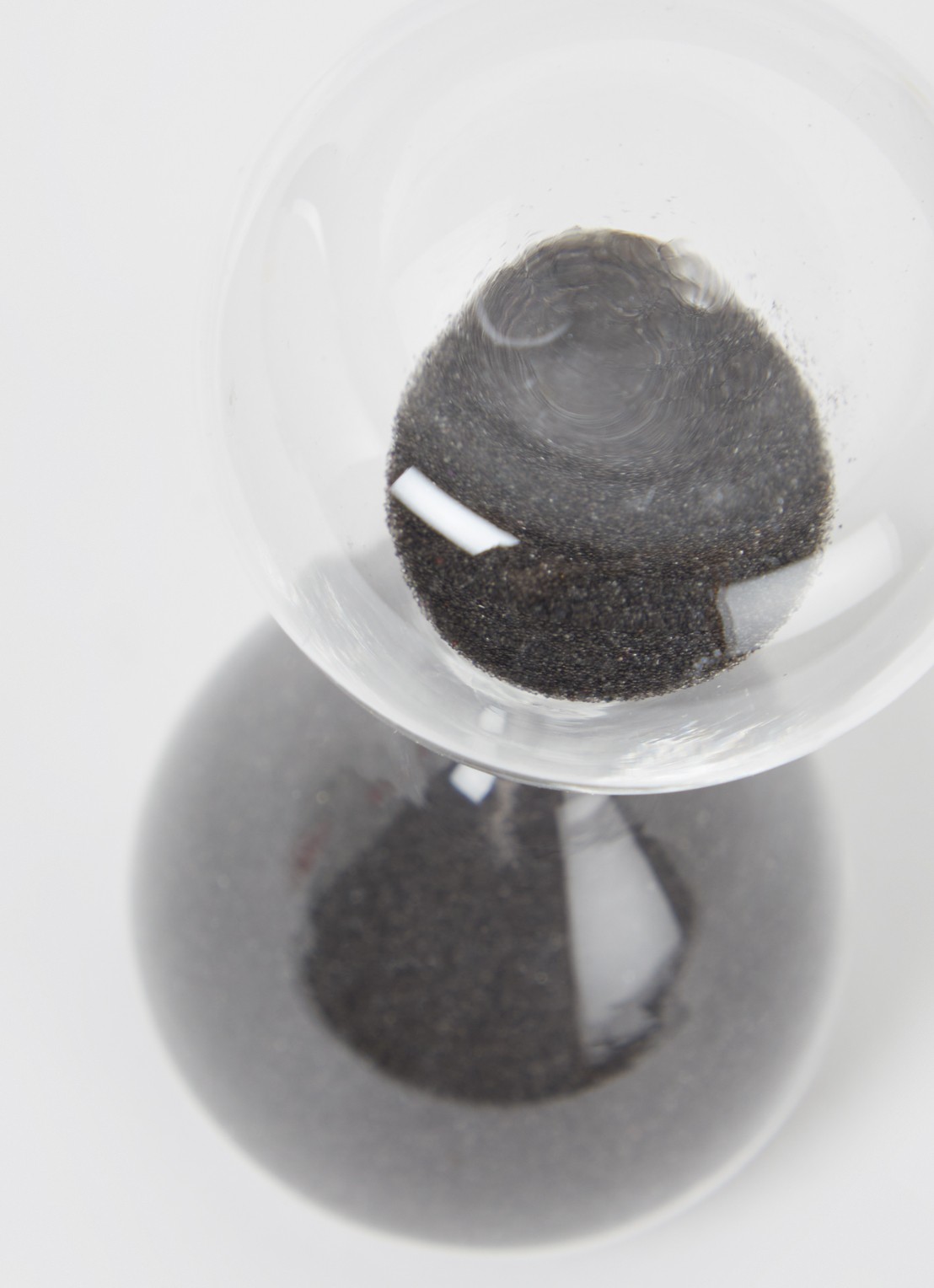 POLSPOTTEN Ball XS zandloper 8,5 cm - detail donkergrijs