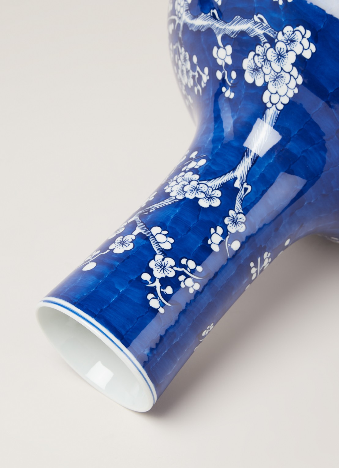 POLSPOTTEN Blossom Blue L vaas 46 cm  - detail blauw