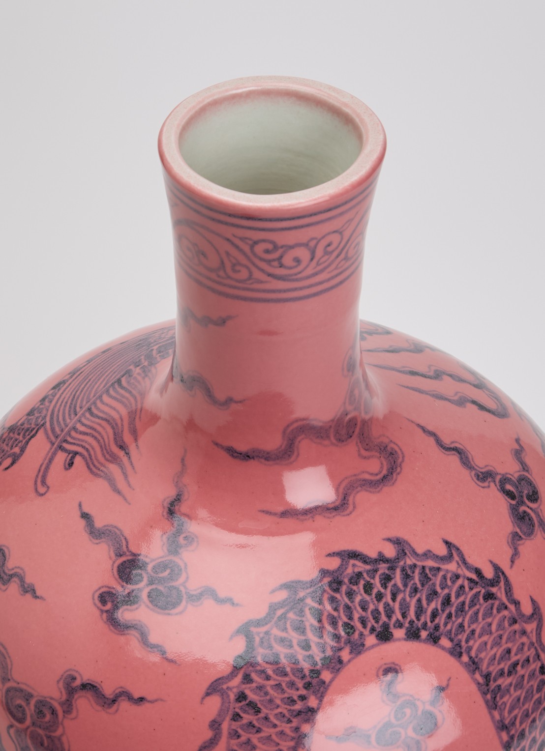 POLSPOTTEN Dragon vaas 44 cm - voorkant 2 roze