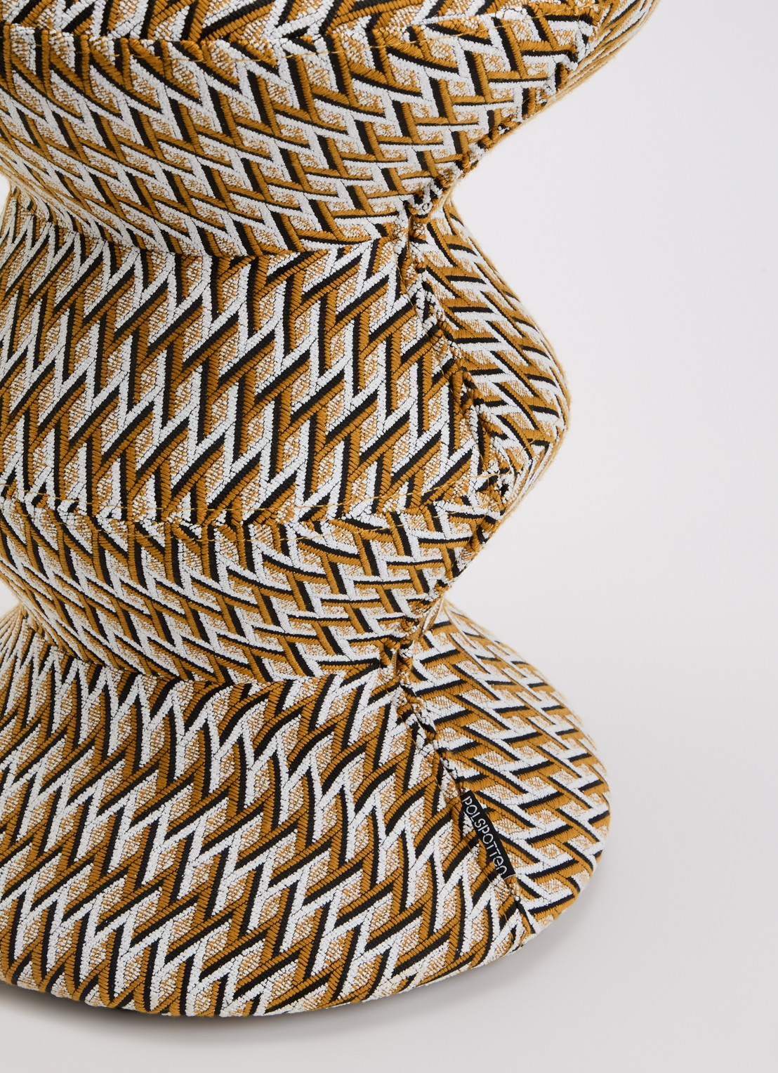 POLSPOTTEN Geo Zig Zag kruk 47 cm - voorkant 2 oranje