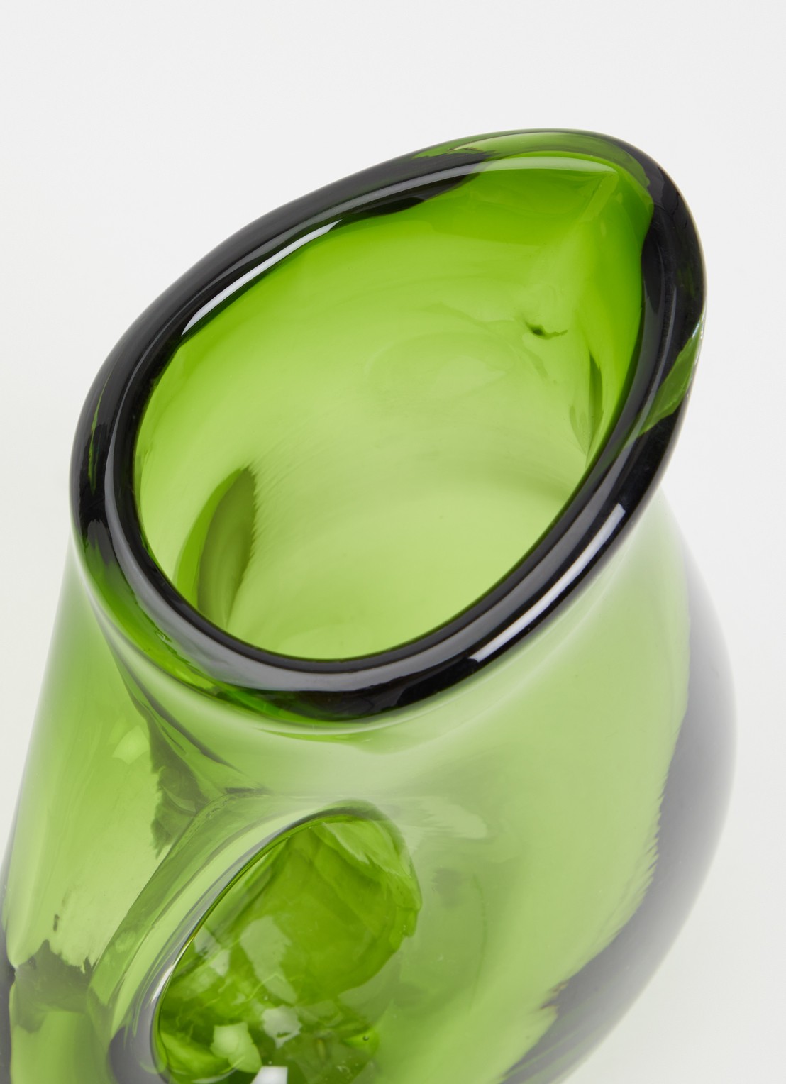 POLSPOTTEN Jug With a Hole karaf 85 cl  - voorkant 2 olijfgroen
