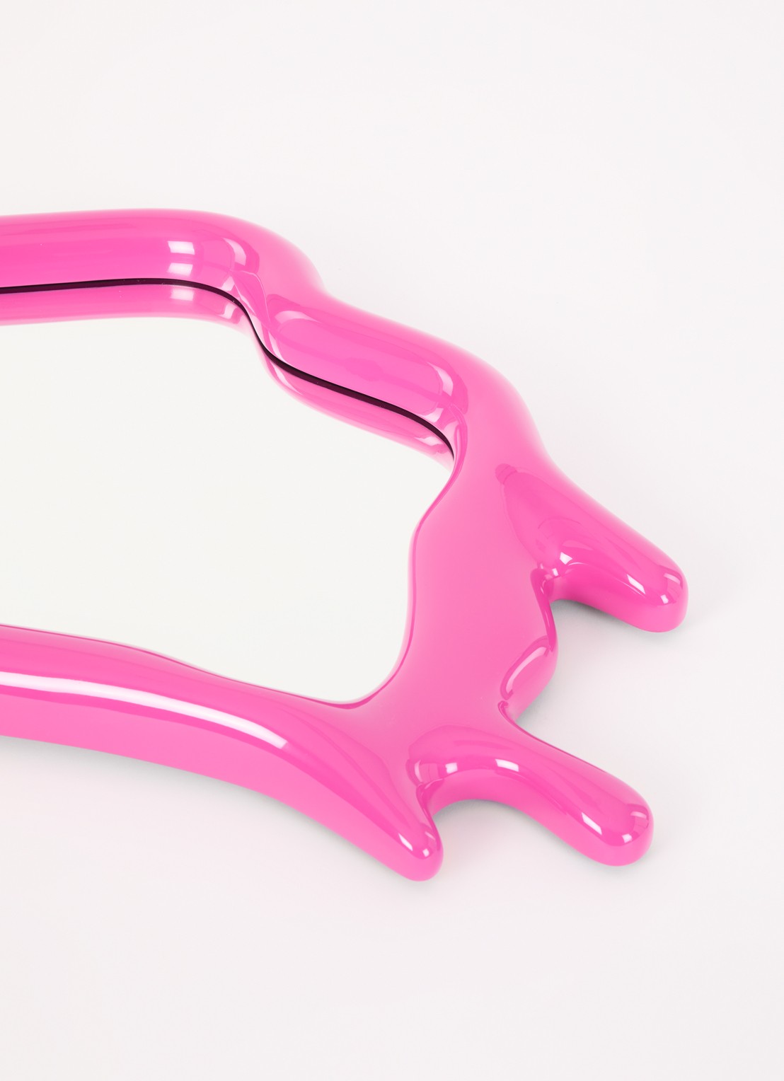 POLSPOTTEN Melting Mirror M wandspiegel 70 x 45 cm - voorkant 2 fuchsia
