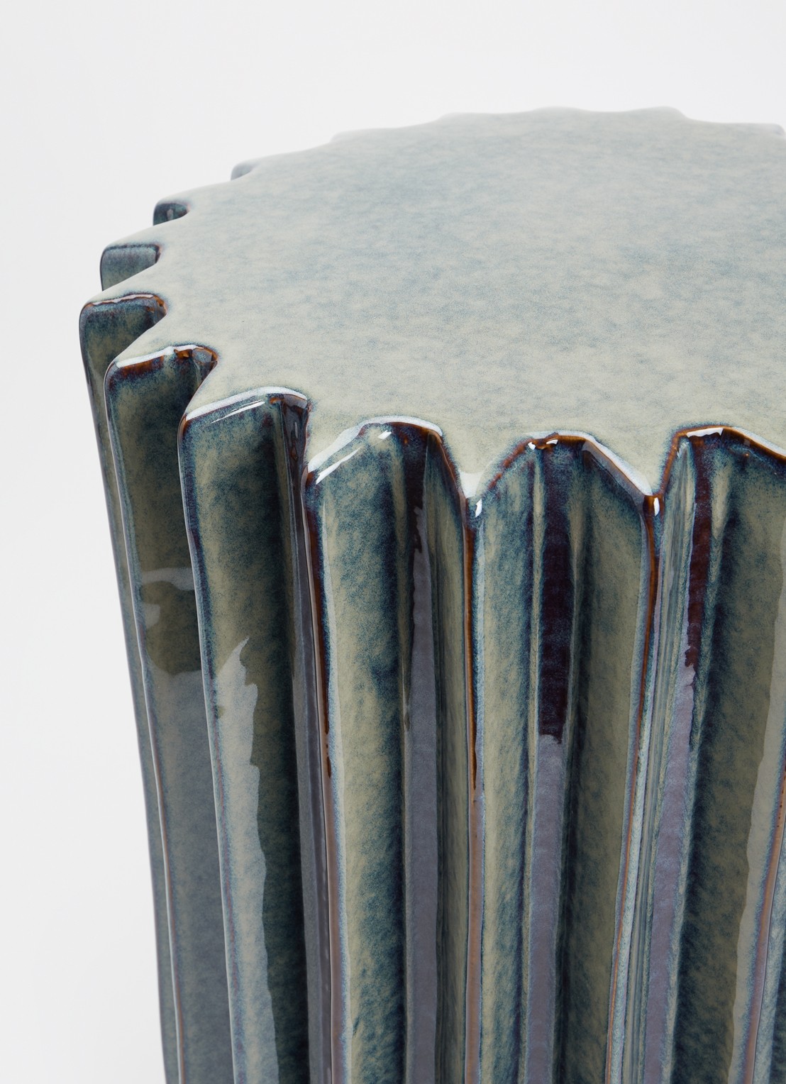 POLSPOTTEN Okra bijzettafel 34 cm - voorkant 2 olijfgroen