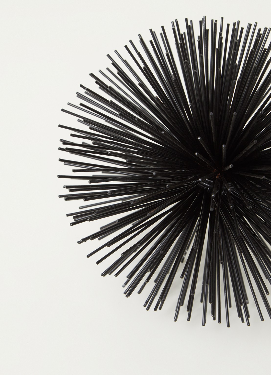 POLSPOTTEN Prickle Small decoratie van messing - detail zwart
