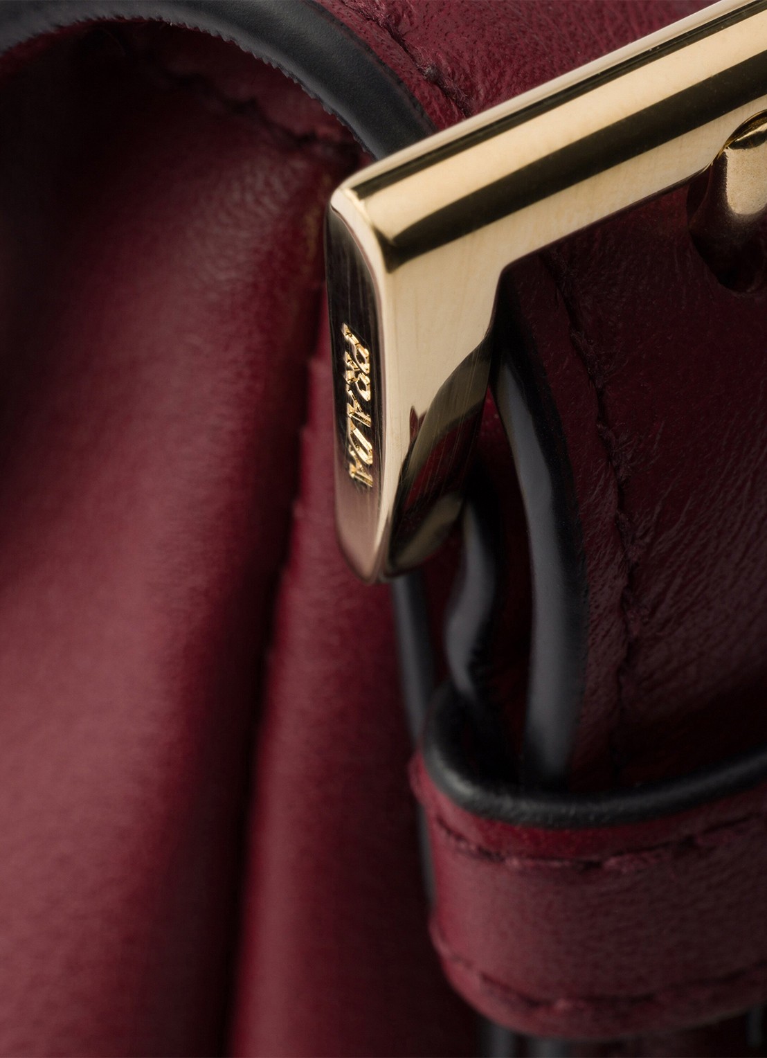 Prada Aimée Medium schoudertas van leer - detail 2 donkerrood