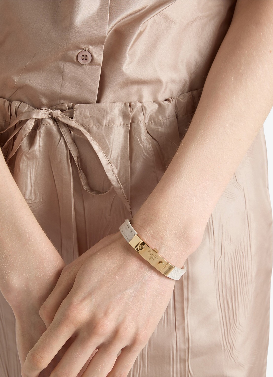 Prada Armband van leer met logo - voorkant 2 gebroken wit