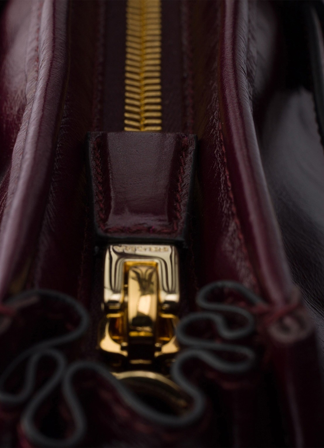 Prada Bonnie Extra-Large schoudertas van kalfsleer - detail 2 bordeauxrood