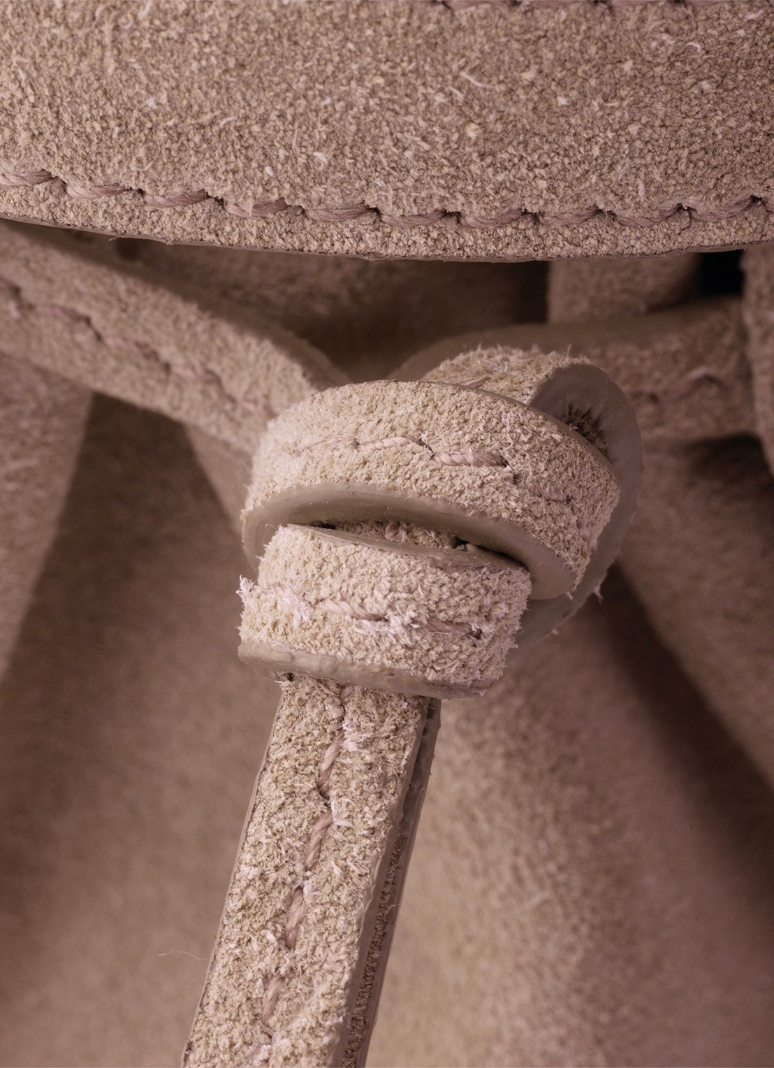 Prada Bonnie Mini handtas van kalfssuède - detail 2 beige