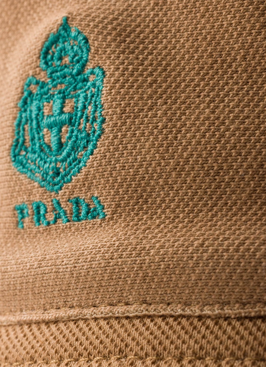 Prada Bucket hoed met logoborduring - detail camel