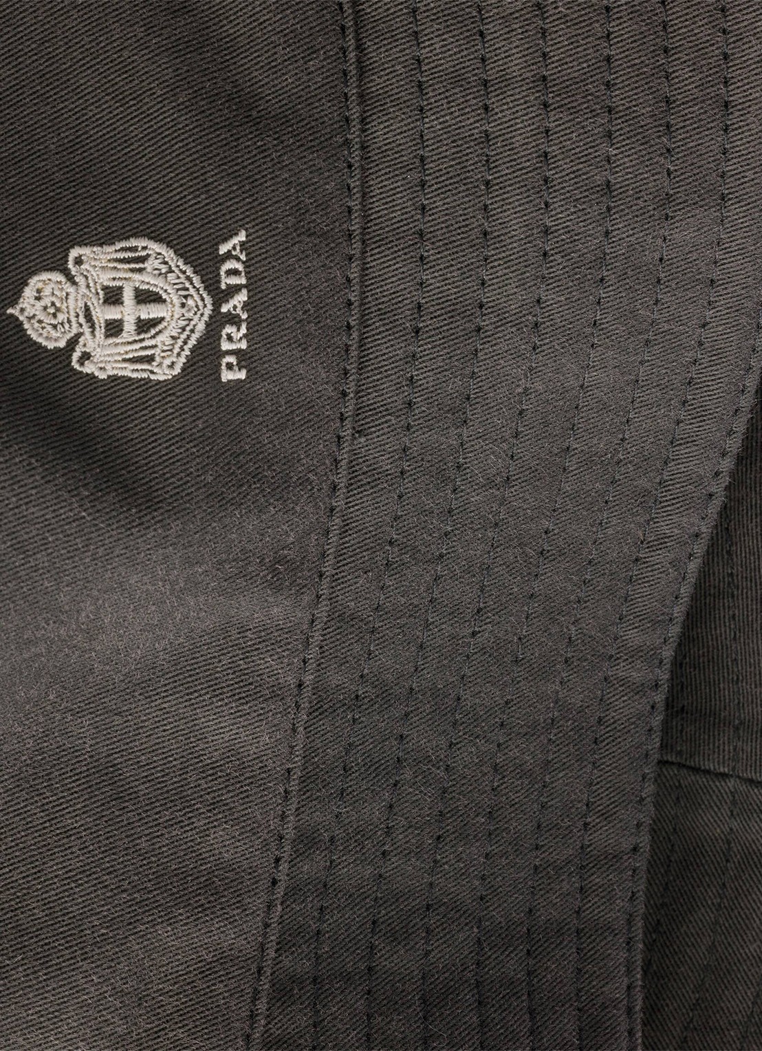Prada Bucket hoed met logoborduring - detail 2 zwart