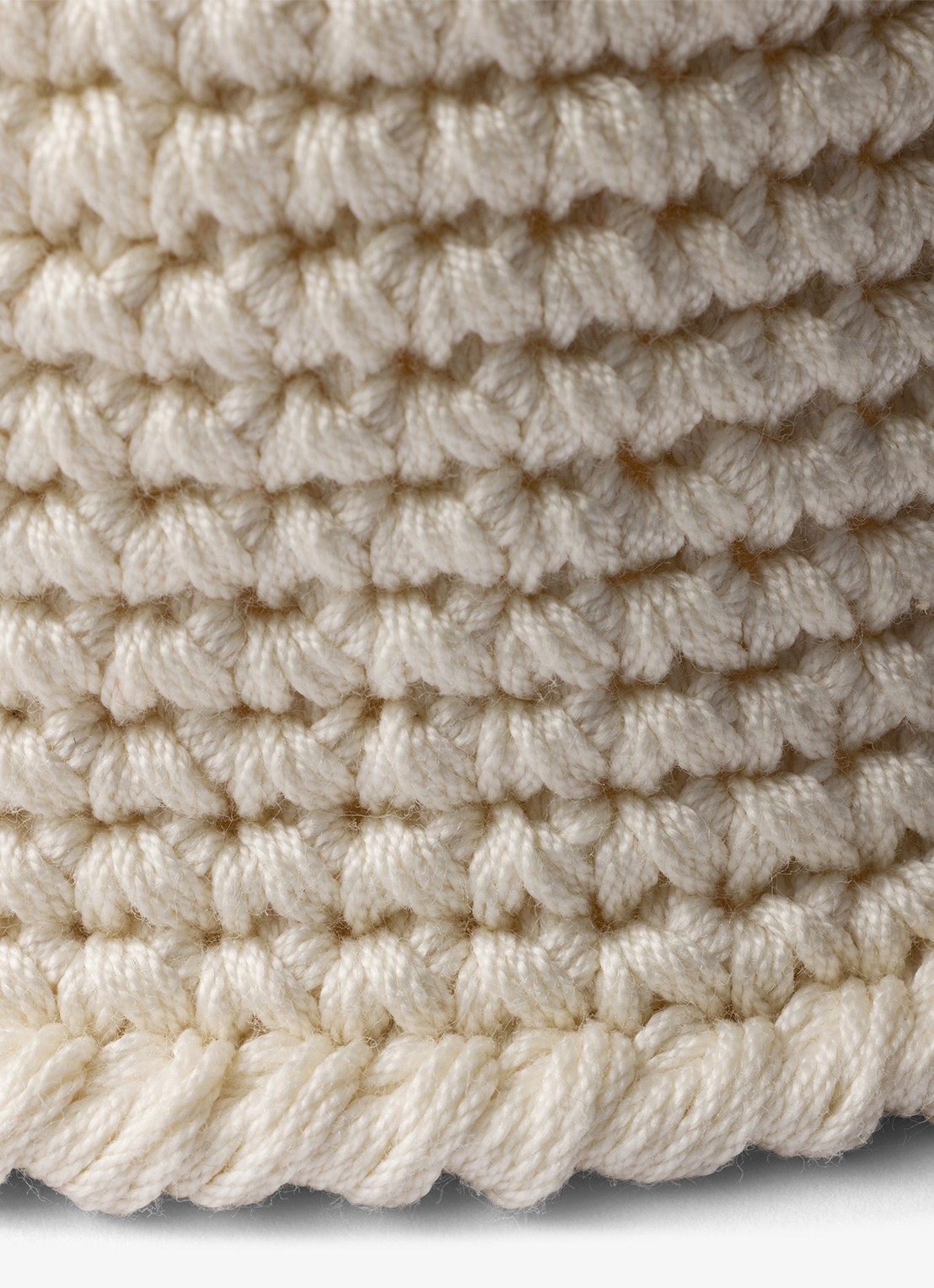 Prada Bucket hoed van crochet met logo - detail 2 gebroken wit