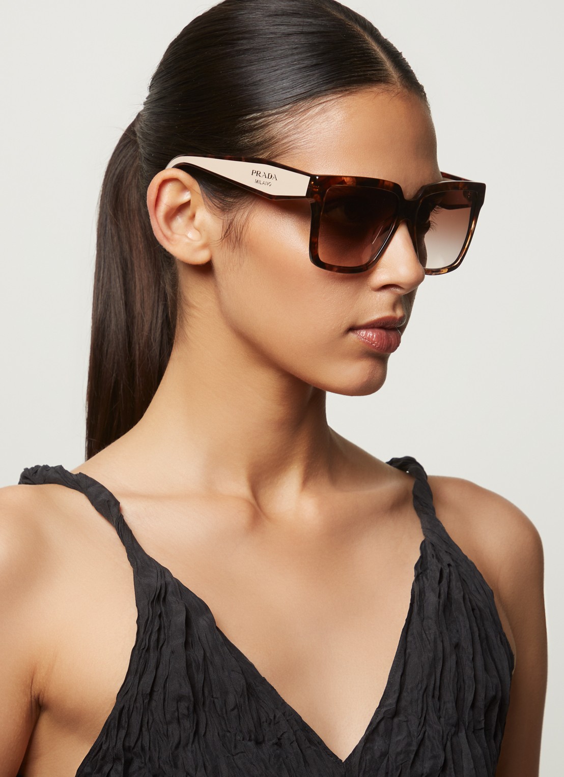 Prada Butterfly zonnebril PR24ZS  - voorkant 2 donkerbruin