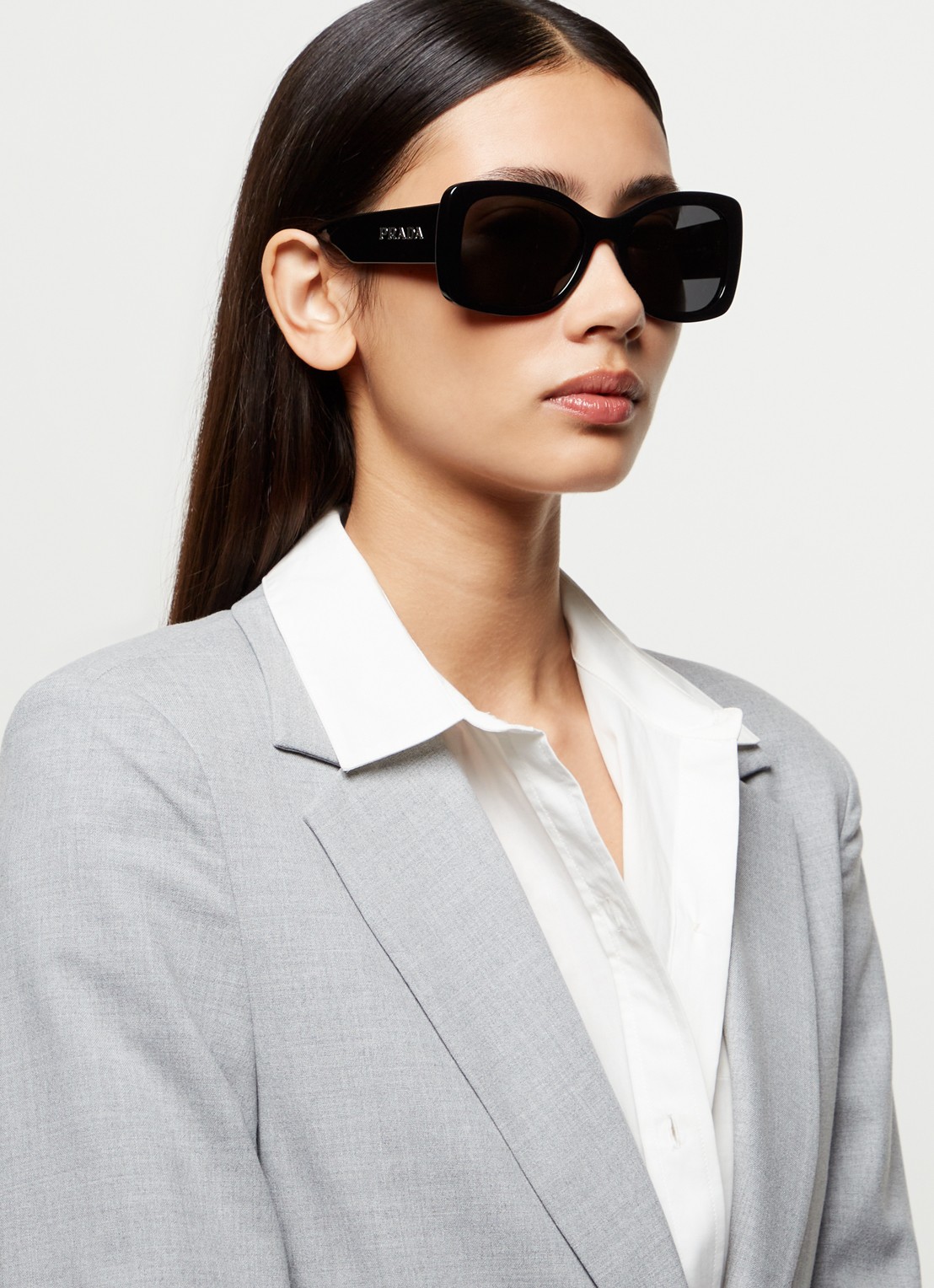 Prada Butterfly zonnebril PRA08S - voorkant 2 zwart