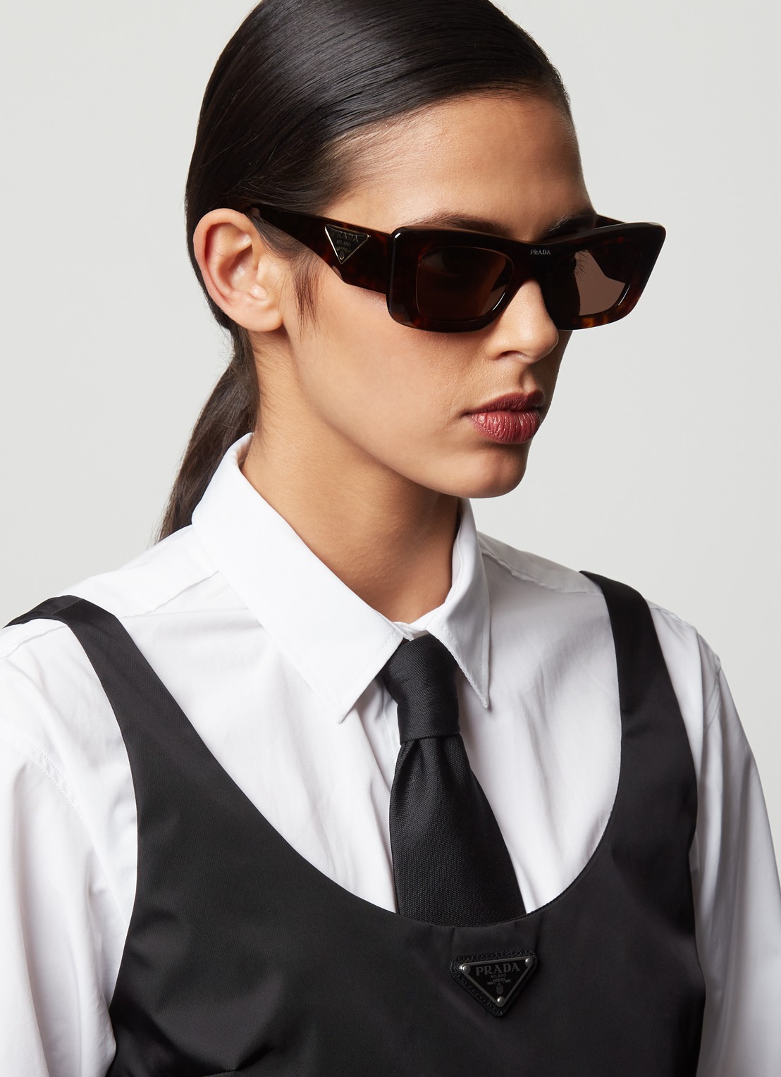 Prada Cat Eye zonnebril PR13ZS  - voorkant 2 donkerbruin