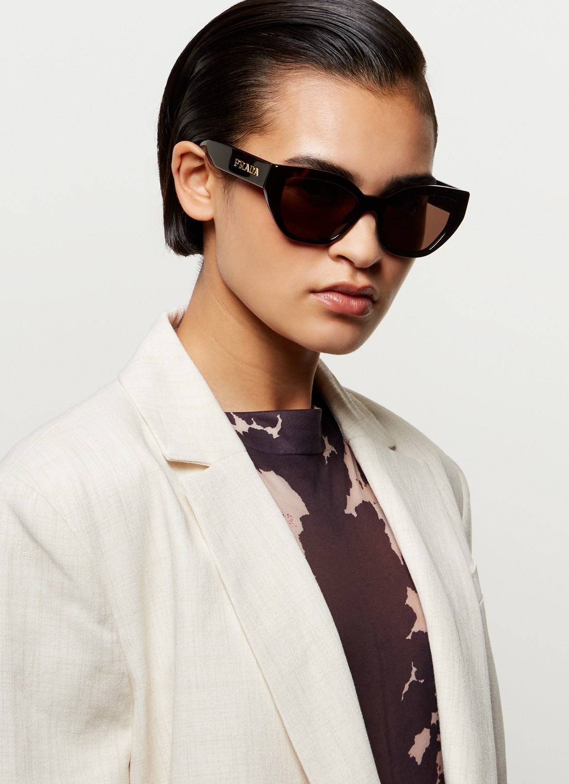 Prada Cat Eye zonnebril PRA09S  - voorkant 2 donkerbruin
