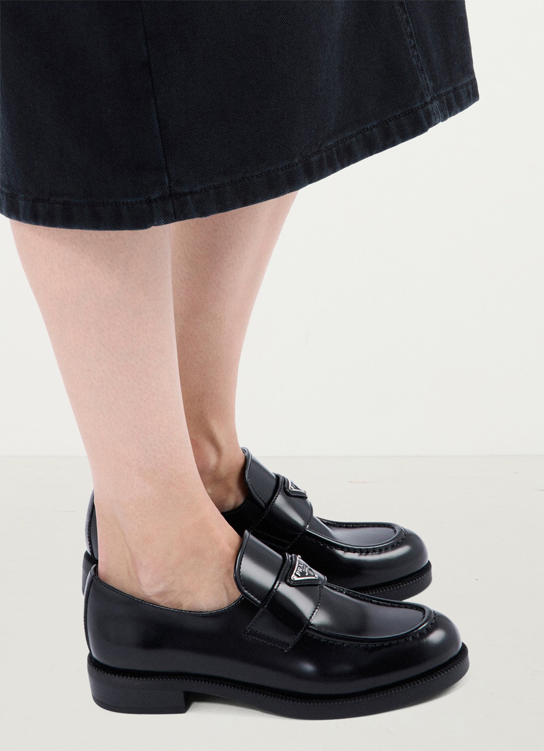Prada Chocolate loafer van leer met logo  - achterkant 7 zwart
