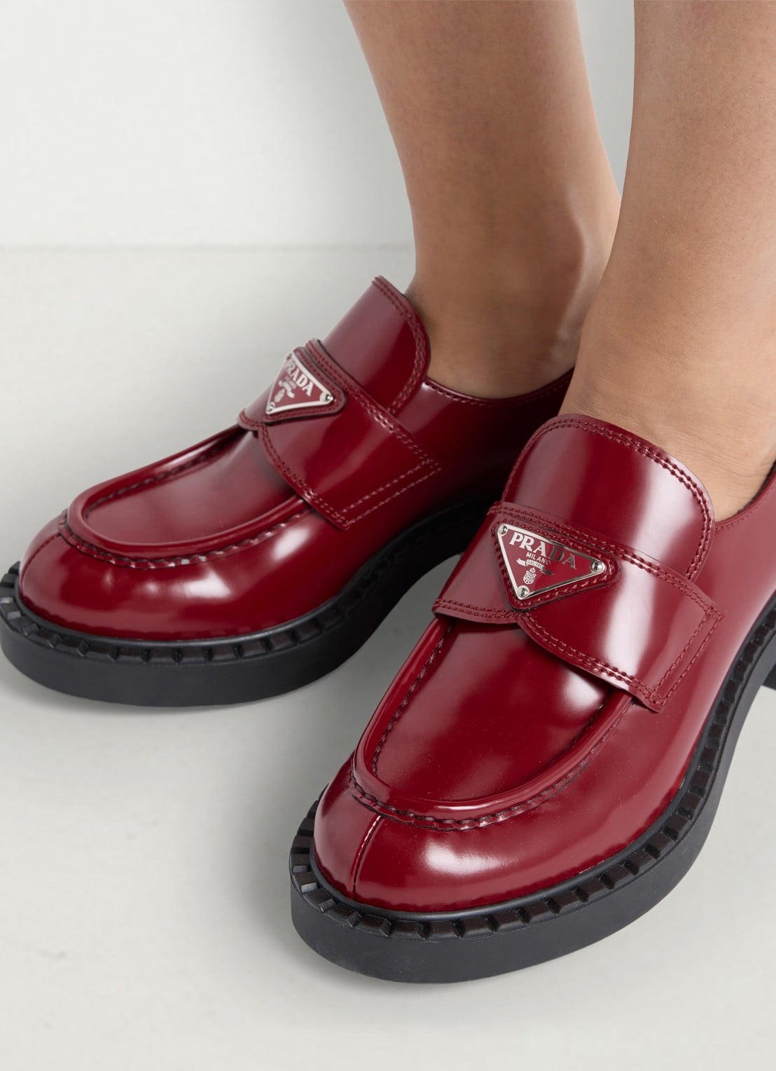 Prada Chocolate loafer van leer met logo  - detail 3 rood