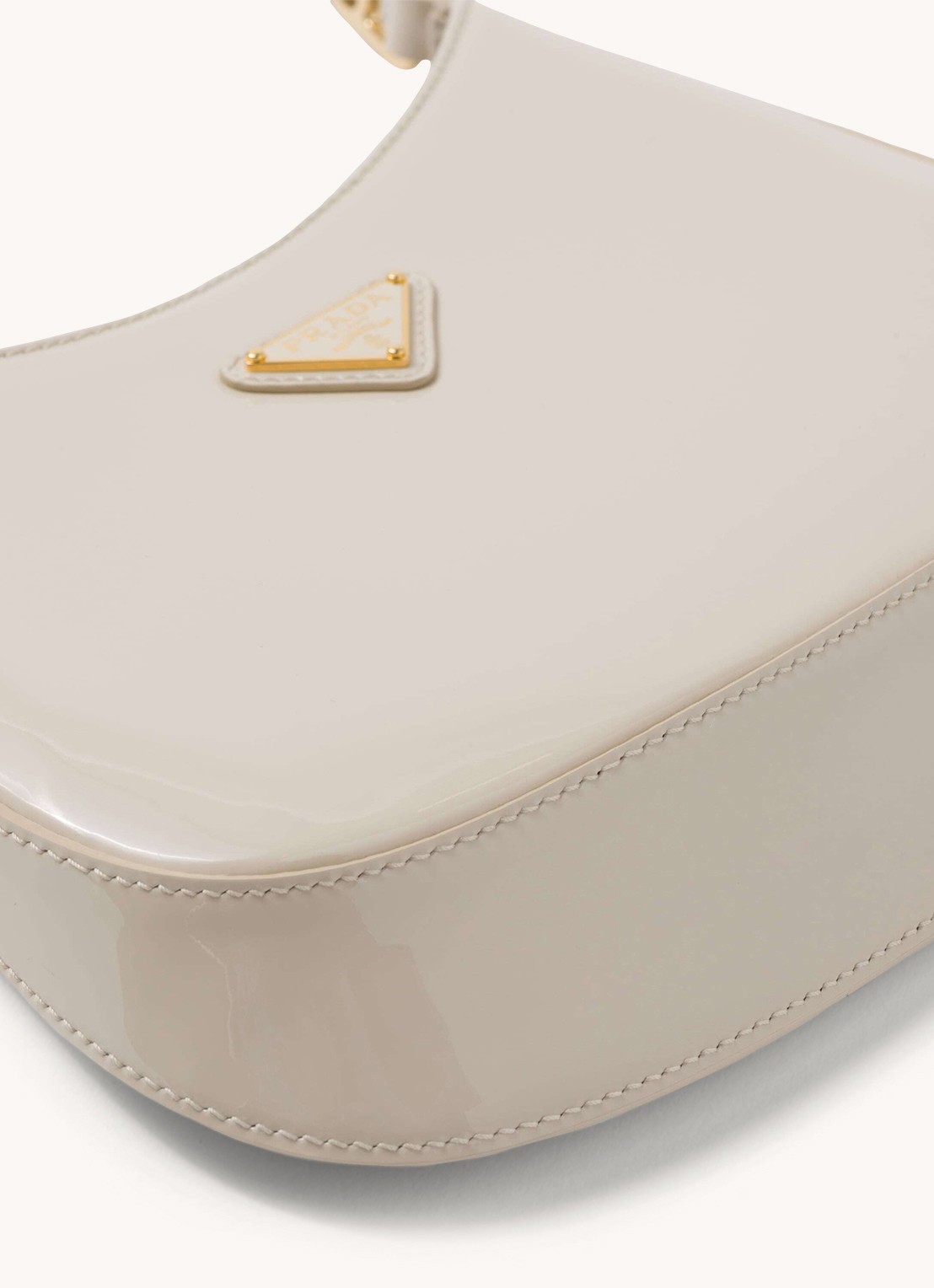 Prada Cleo schoudertas van lakleer - detail 4 creme