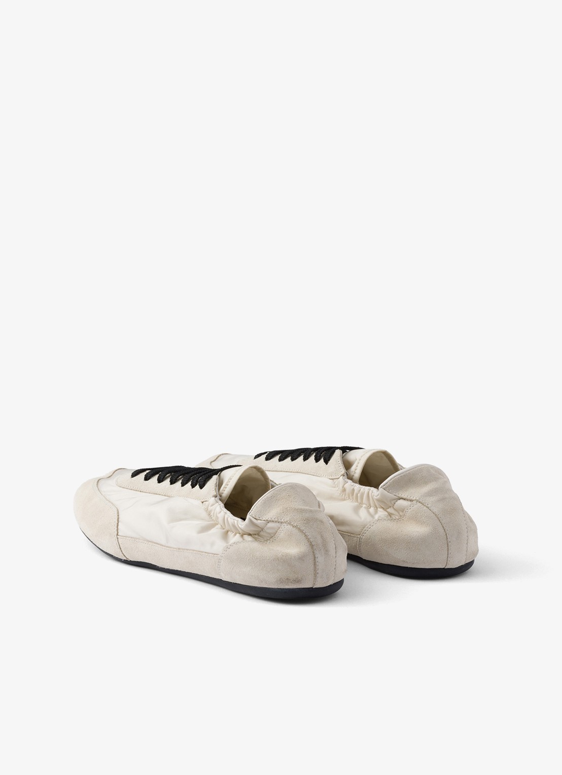 Prada Collapse Re-Nylon sneaker met suède details - achterkant beige