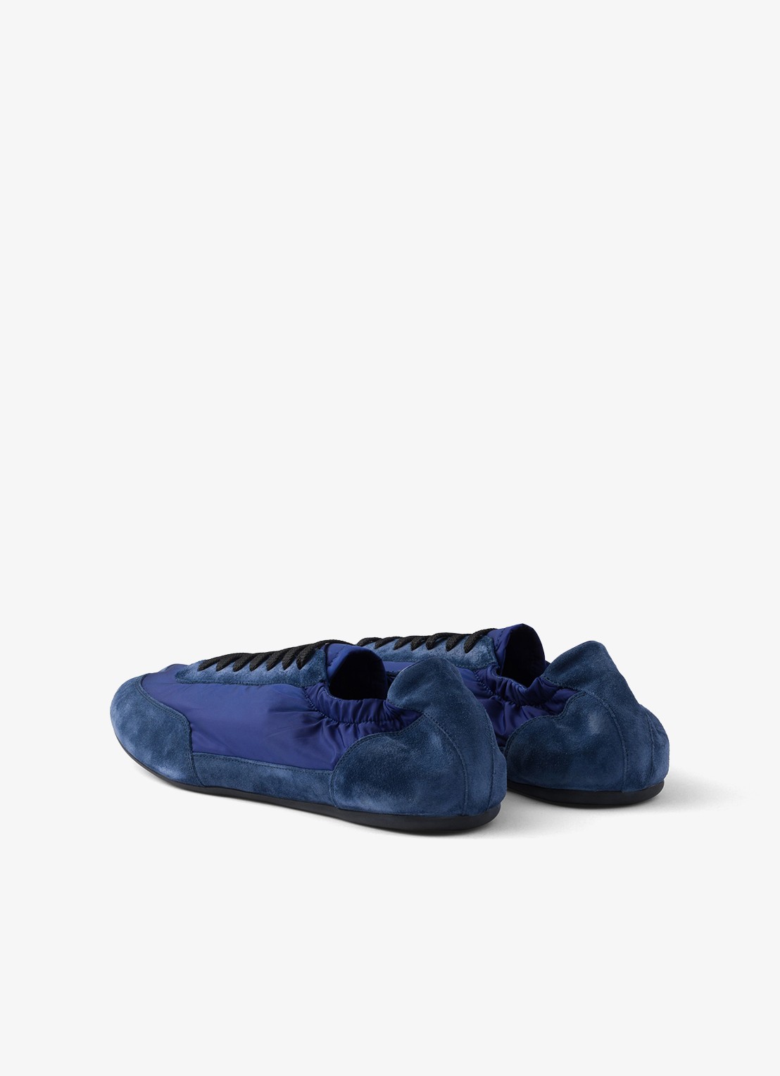 Prada Collapse Re-Nylon sneaker met suède details - achterkant donkerblauw