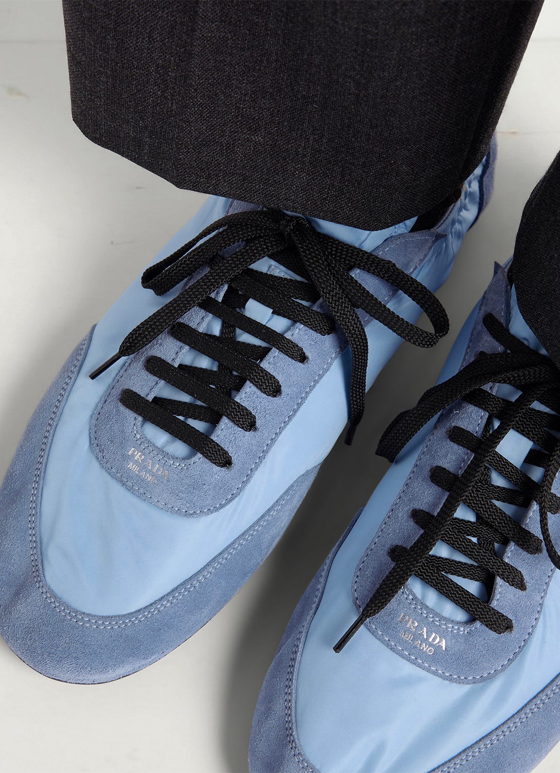 Prada Collapse Re-Nylon sneaker met suède details - detail 3 lichtblauw