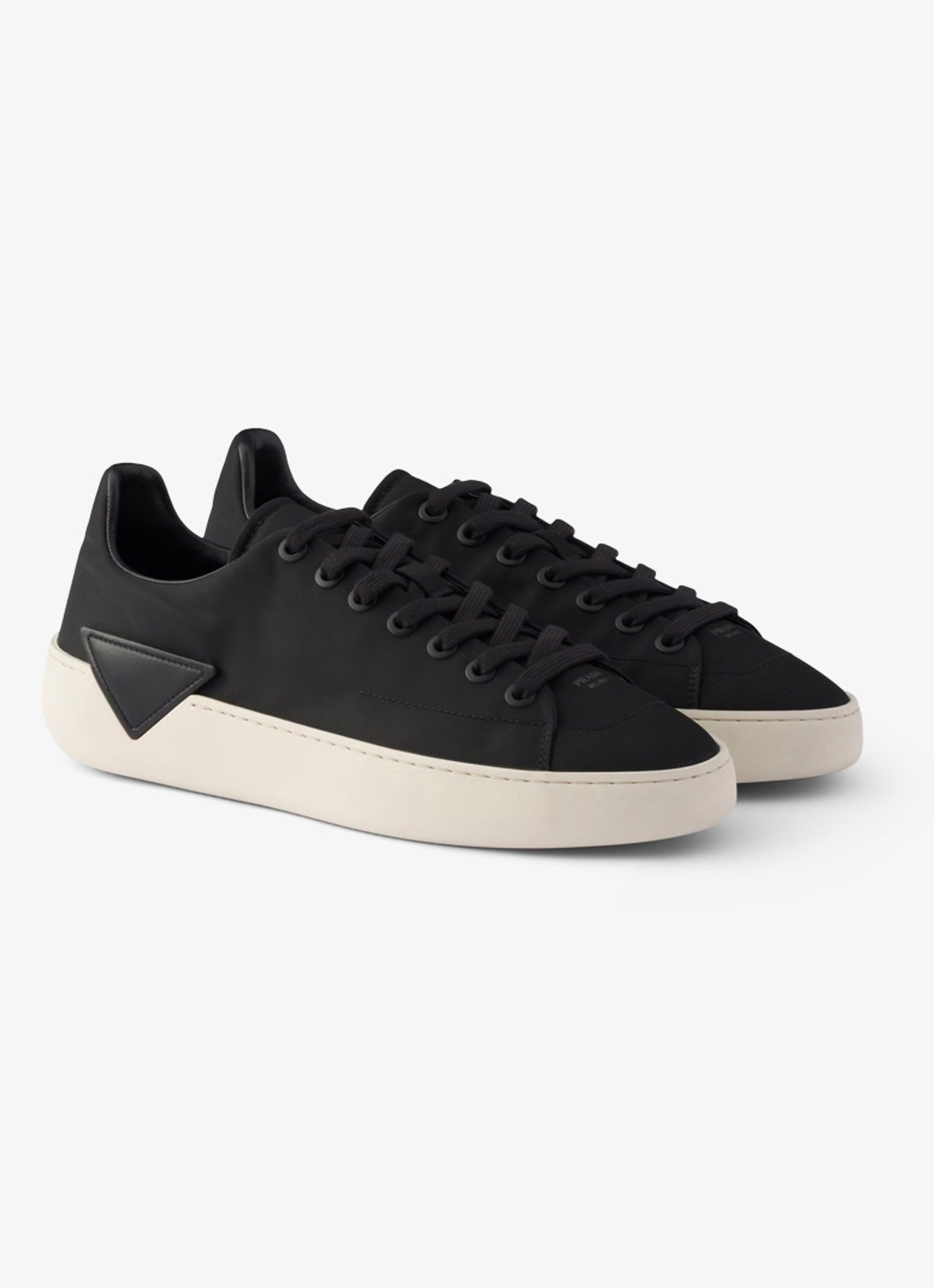 Prada Court Re-Nylon sneaker met logo - voorkant 2 zwart