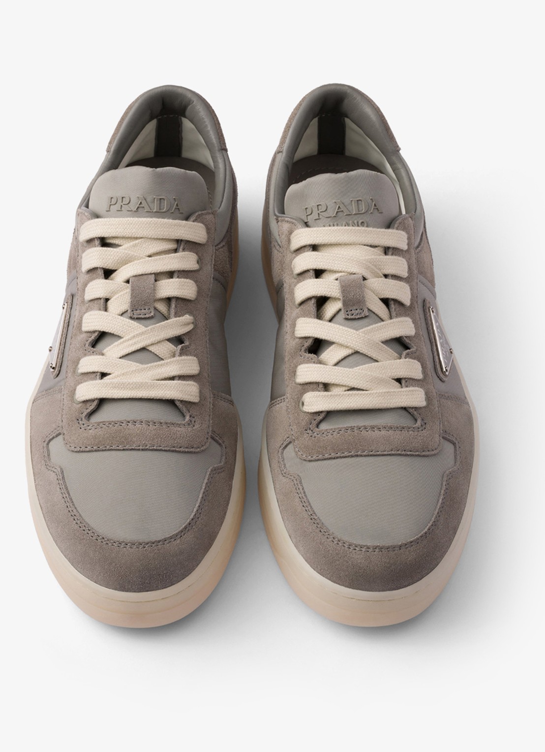 Prada Downtown Re-Nylon sneaker met suède details - detail taupe
