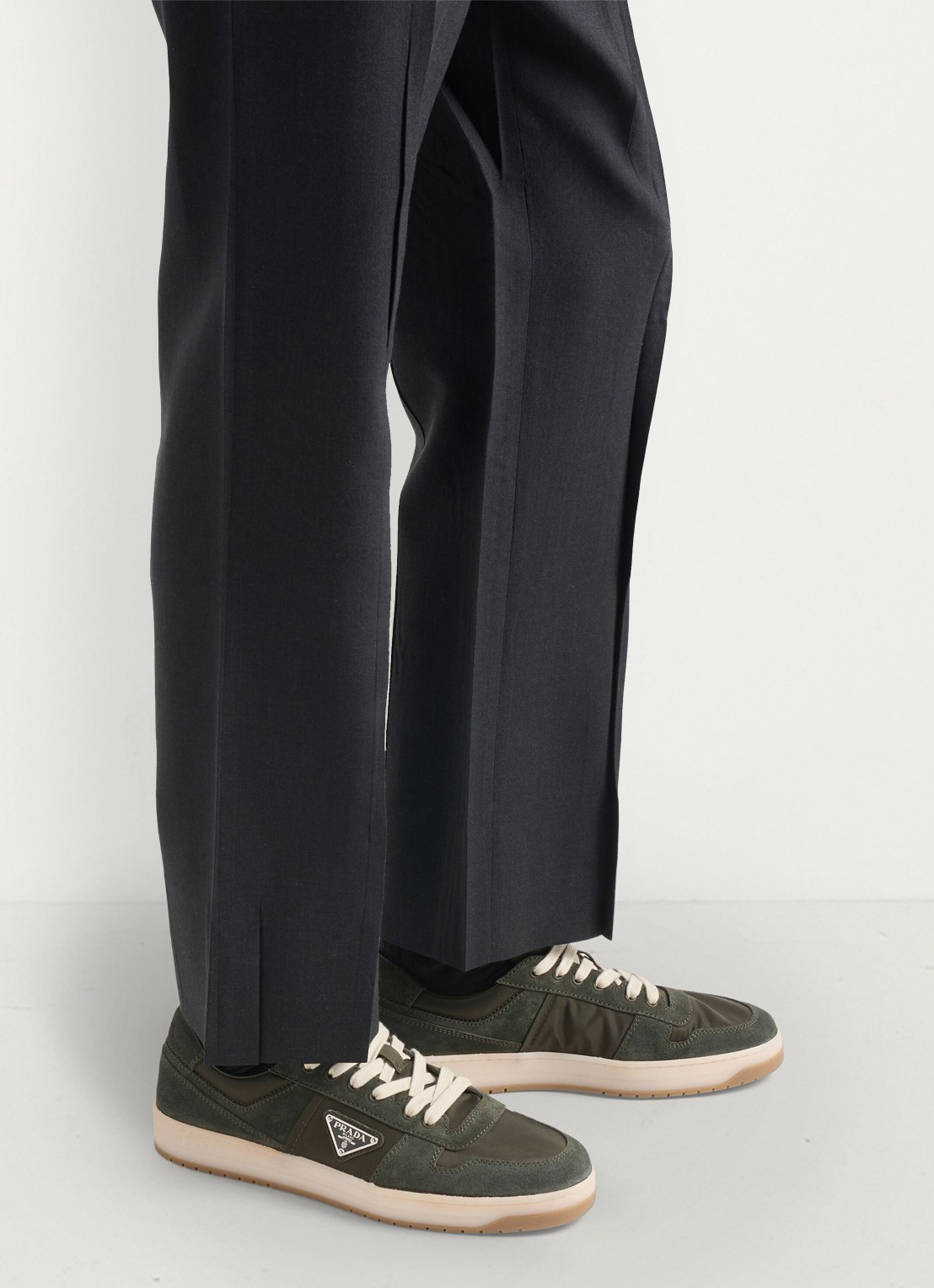 Prada Downtown Re-Nylon sneaker met suède details - voorkant 2 donkergroen