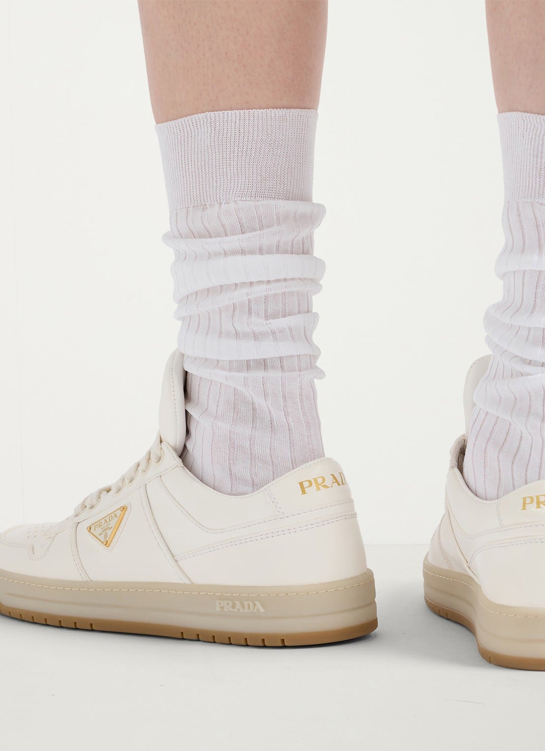 Prada Downtown sneaker van leer  - achterkant 4 gebroken wit