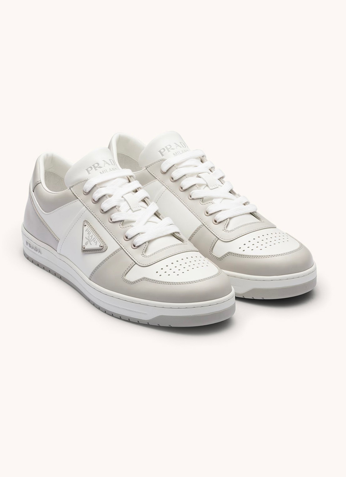 Prada Downtown sneaker van leer - voorkant lichtgrijs