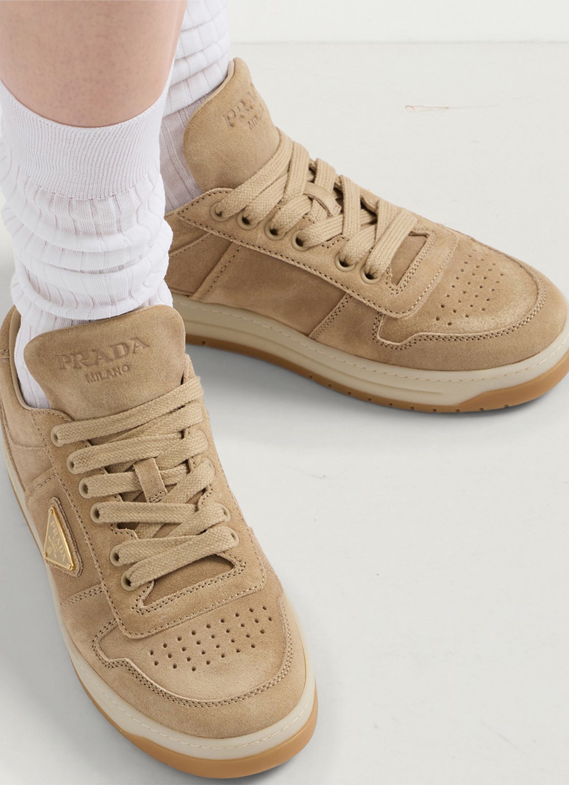 Prada Downtown sneaker van suède met logo - detail 4 beige