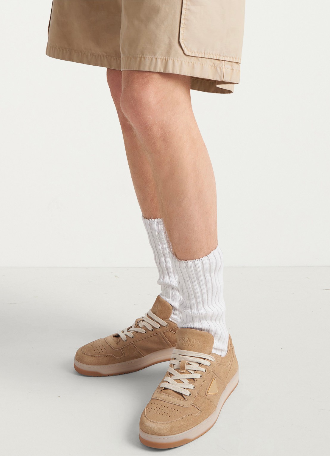 Prada Downtown sneaker van suède met logo - achterkant beige