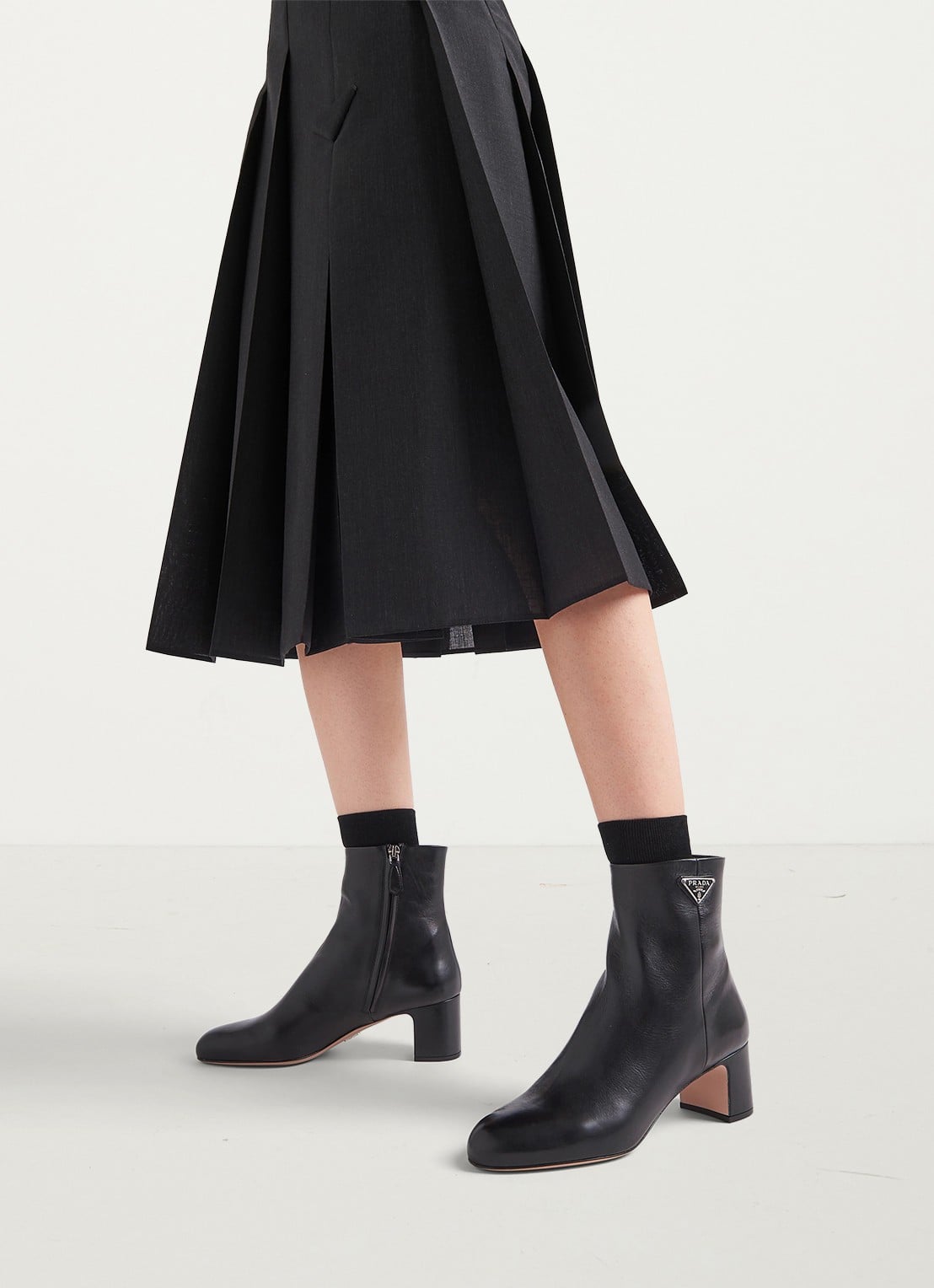 Prada Enkellaars van leer met logo - achterkant 6 zwart