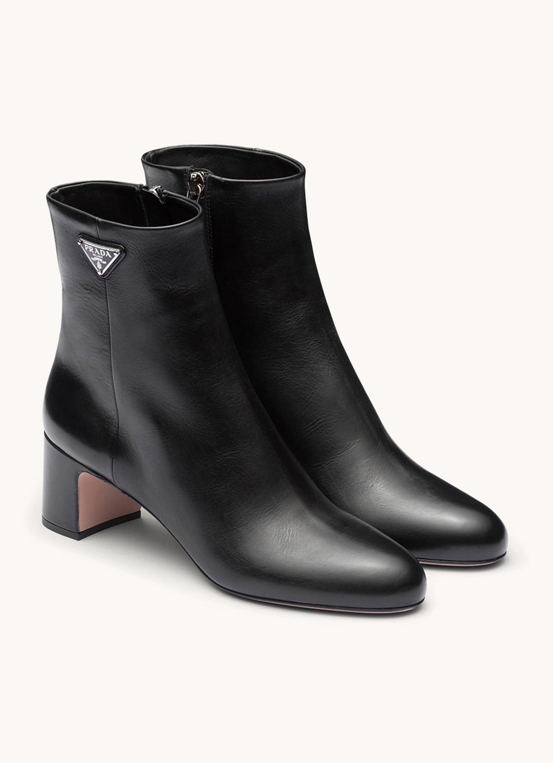 Prada Enkellaars van leer met logo - voorkant zwart