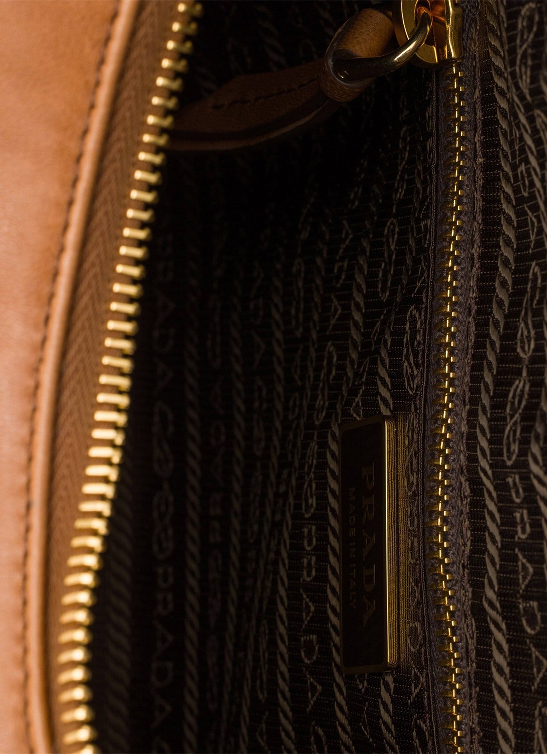Prada Explore Large schoudertas van lamsleer - detail 2 bruin
