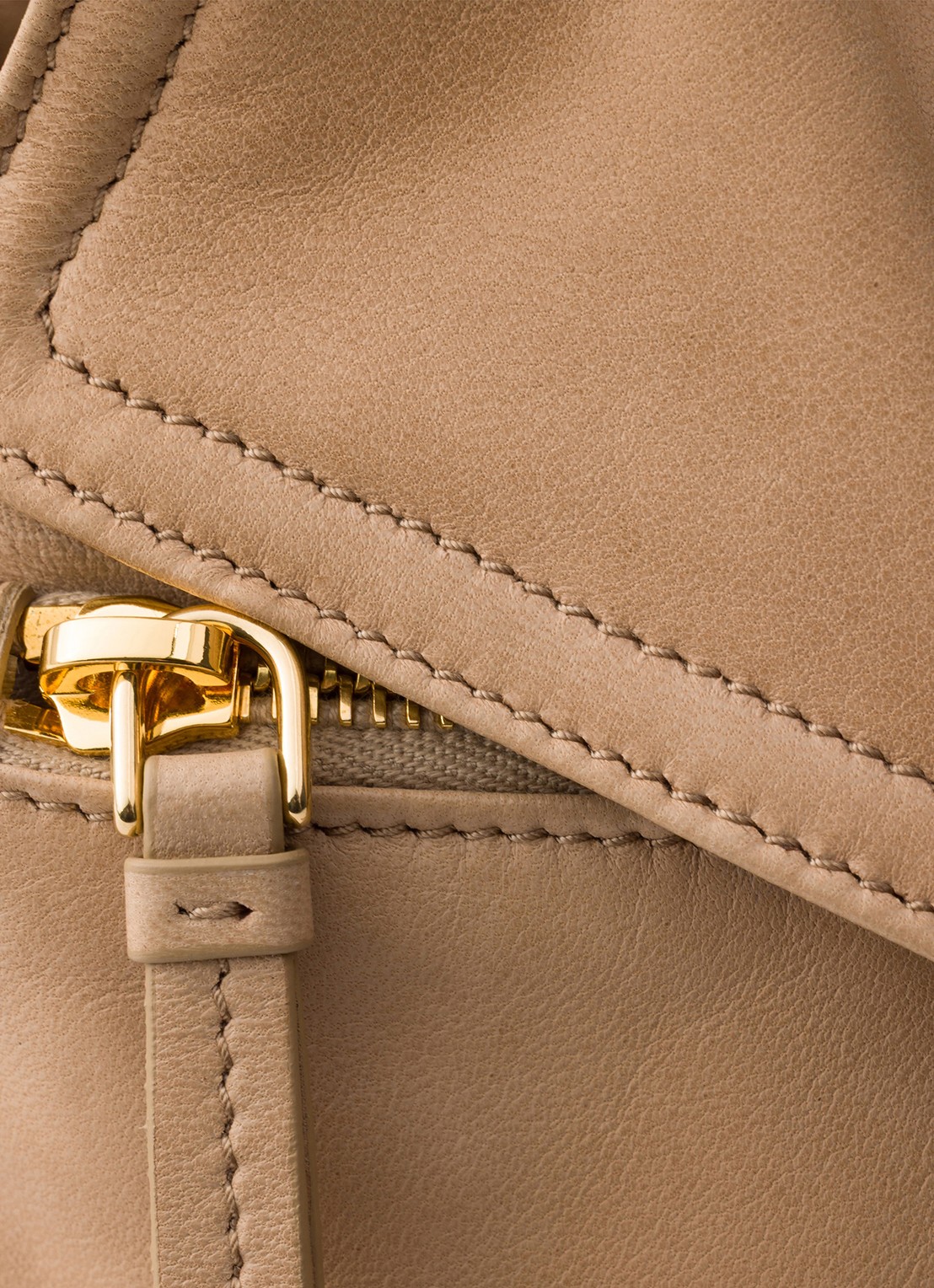 Prada Explore Medium schoudertas van lamsleer - detail 4 beige