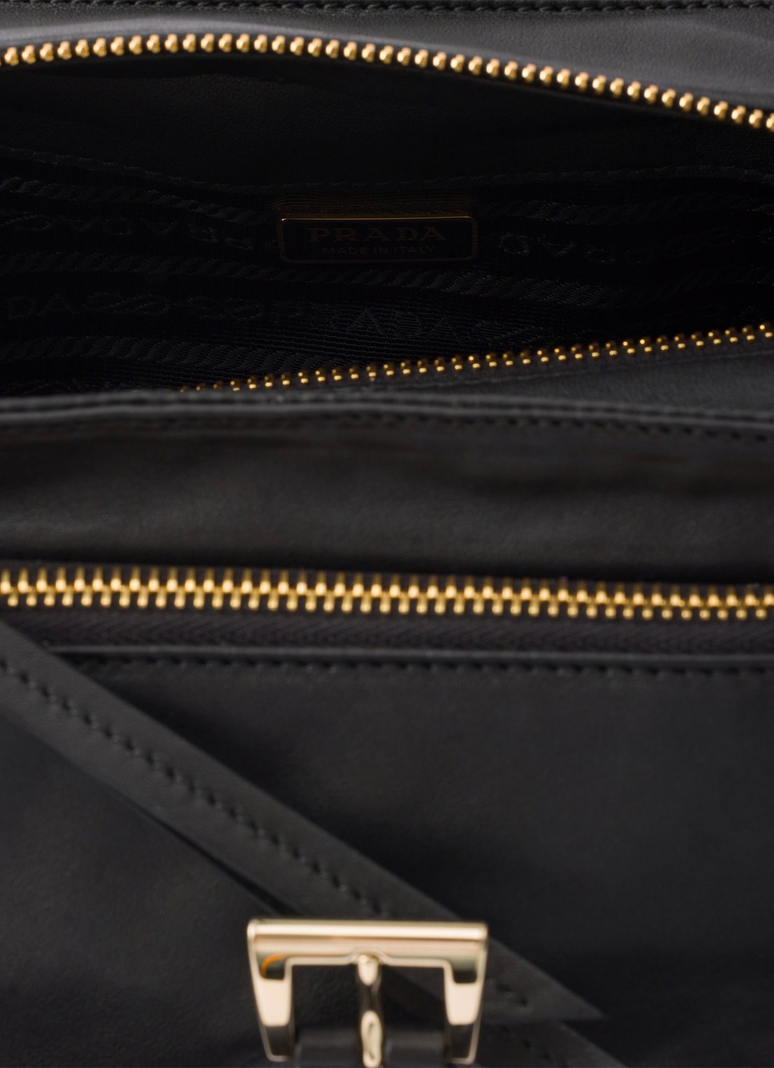 Prada Explore Mini schoudertas van lamsleer - detail 5 zwart