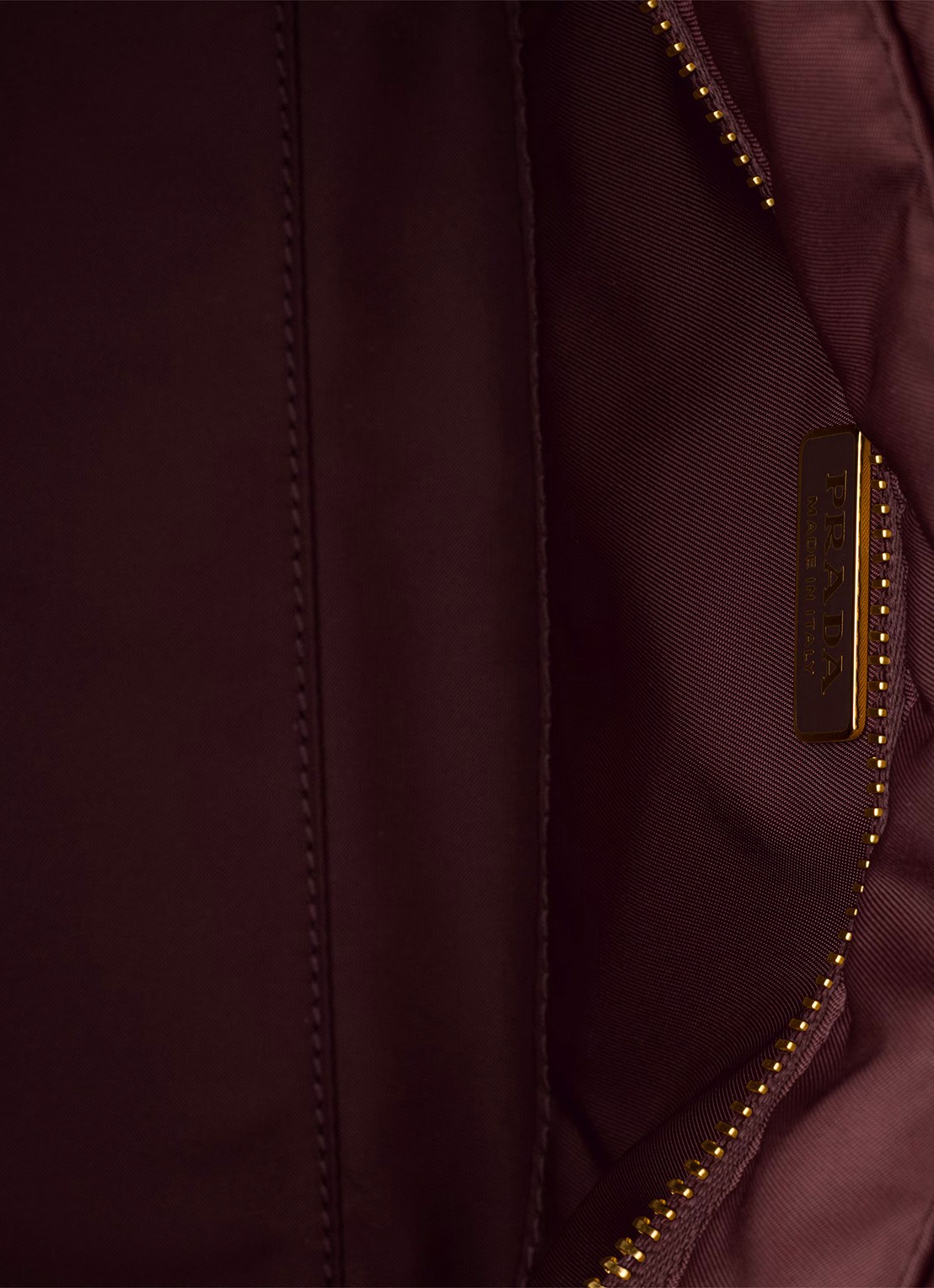 Prada Explore Re-Nylon Medium schoudertas met leren details - detail 5 bordeauxrood