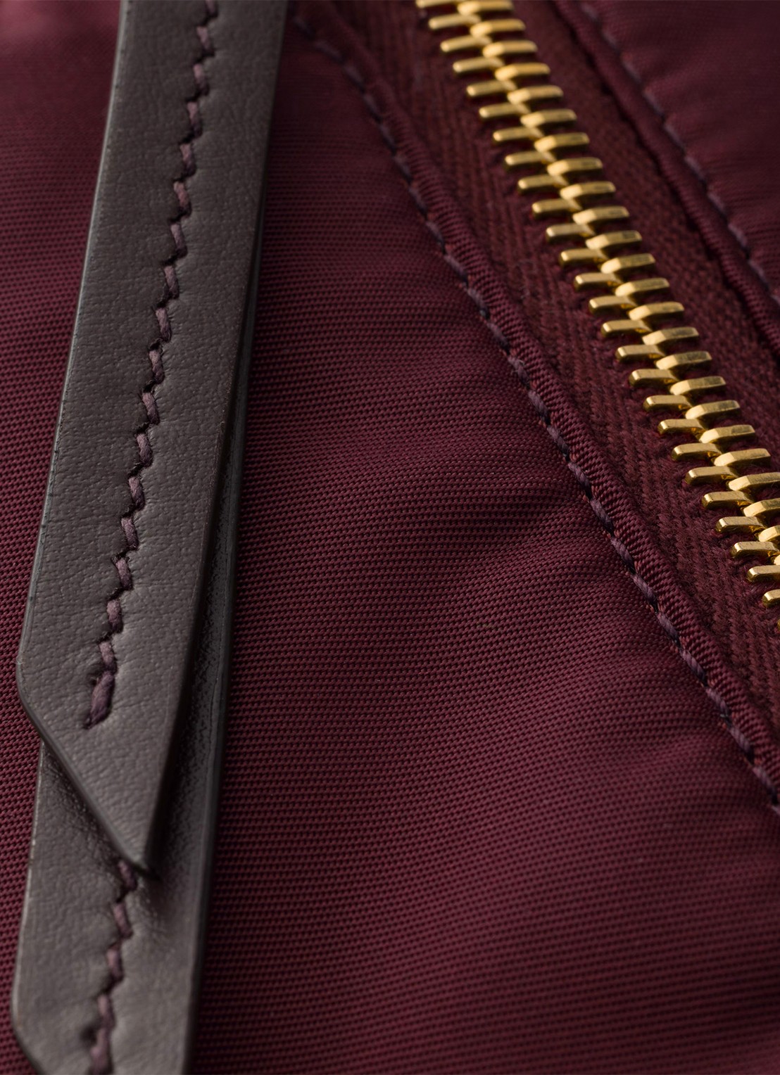 Prada Explore Re-Nylon Small schoudertas met leren details - detail 5 donkerrood