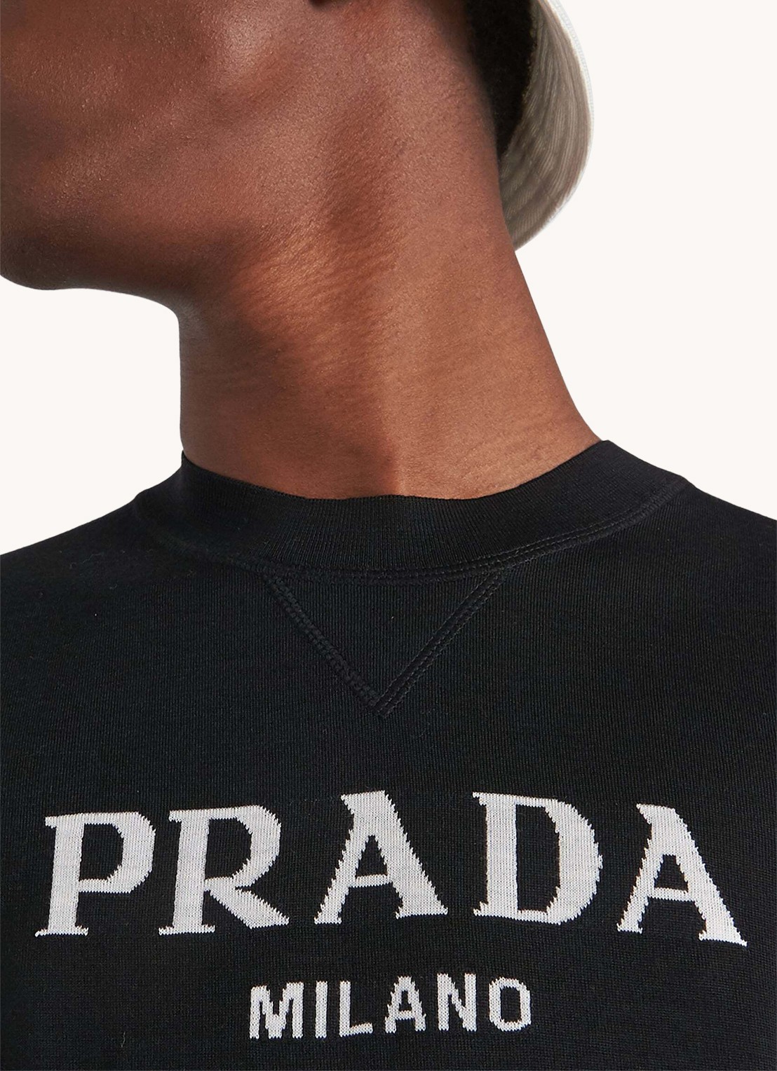 Prada Fijngebreid T-shirt van scheerwol met logoprint - detail 5 zwart