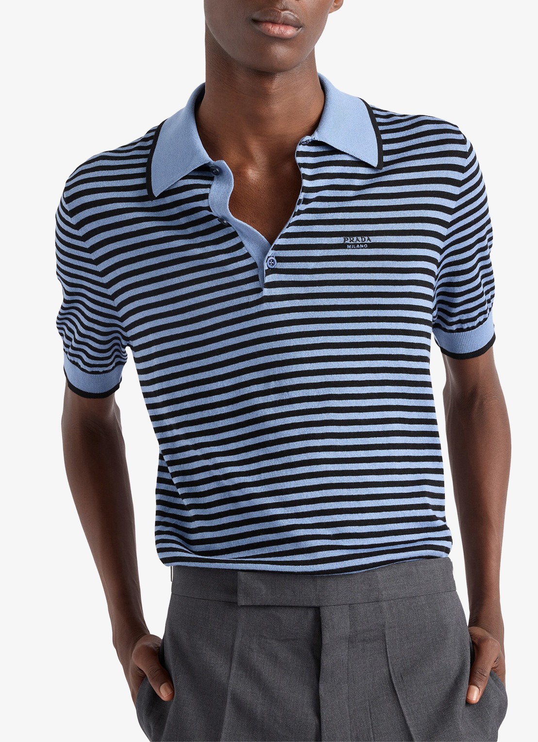 Prada Fijngebreide regular fit polo met streepprint en logoborduring - detail blauw