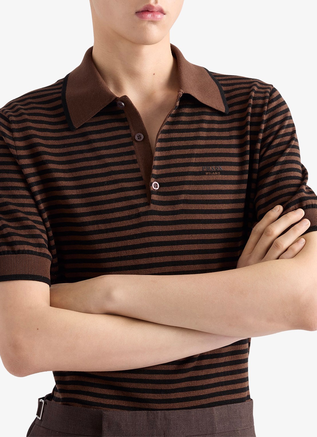 Prada Fijngebreide regular fit polo met streepprint en logoborduring - detail 4 donkerbruin